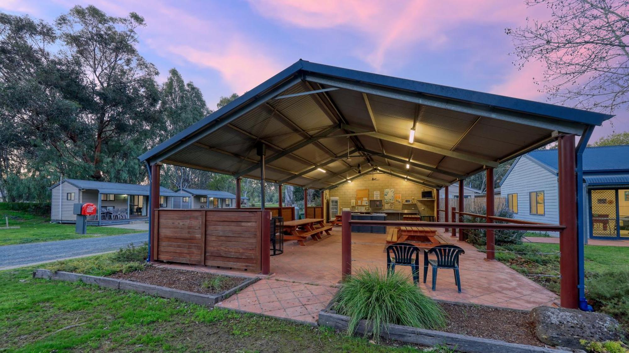 Deniliquin Riverside Caravan Park Zewnętrze zdjęcie