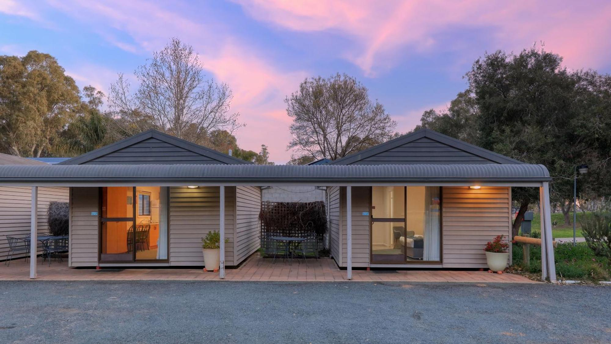 Deniliquin Riverside Caravan Park Zewnętrze zdjęcie